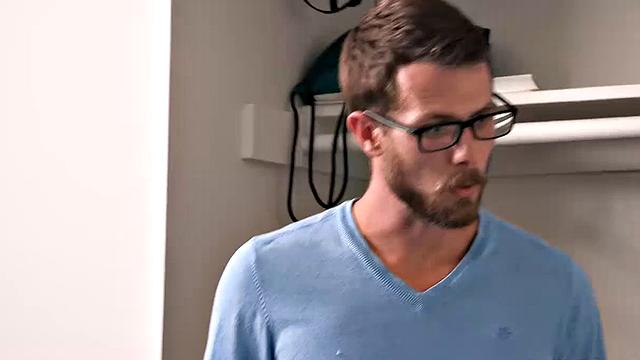 отчим разбудил взрослого парня мощным утренним минетом