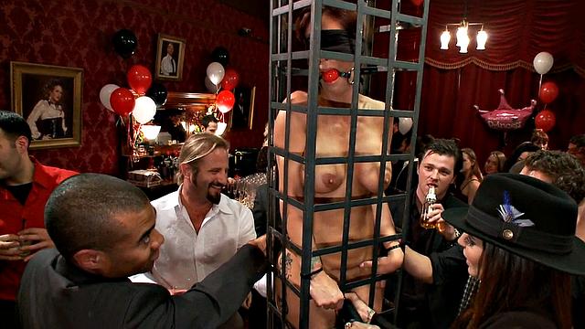 Пышногрудые шлюхи на публике глотают в жёсткой BDSM-оргии для вуайеров