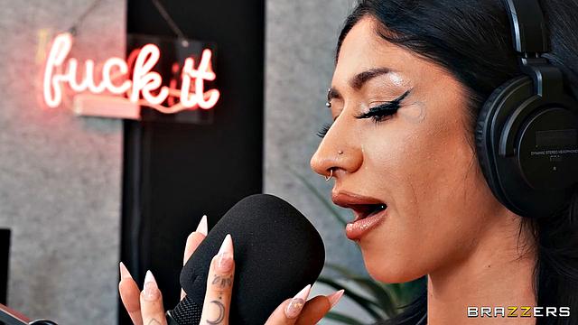 знойная ведущая подкаста мастурбирует в эфире и получает крепкий анал от продюсера