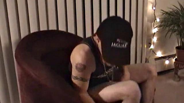 Гей красавец дрочит напротив камеры, страсть зашкаливает.