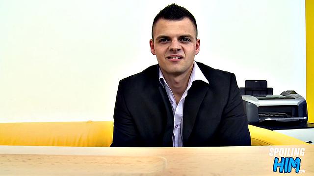 Кастинг: качок нагибается для глубокого анального траха