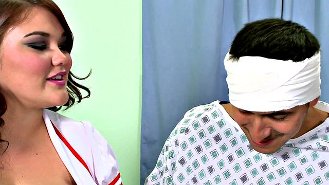 медсестра с огромными сиськами делает минет и ебётся с пациентом