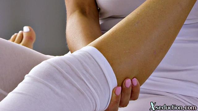 Big-titted blondie pussylicked by masseur