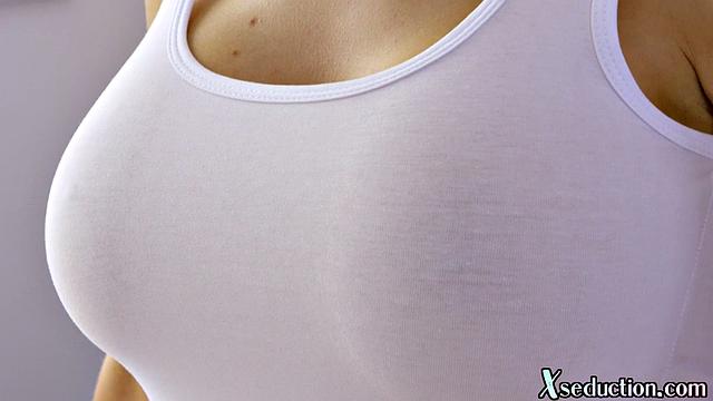 Big-titted blondie pussylicked by masseur