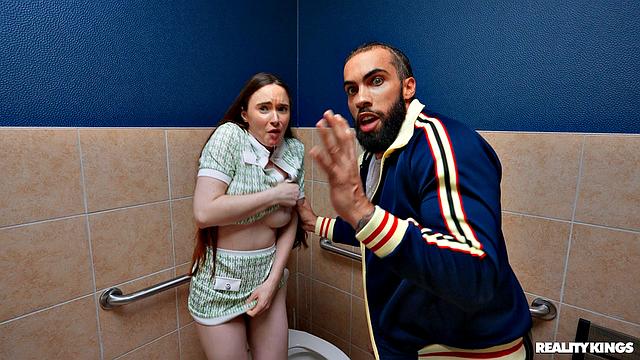 рыжая развратница трахается с бородачом в женском туалете
