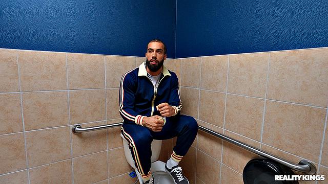 рыжая развратница трахается с бородачом в женском туалете