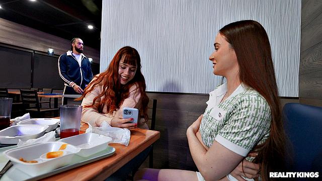 рыжая развратница трахается с бородачом в женском туалете