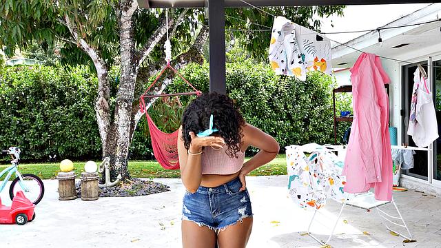 няня раздевается и трахается, чтобы остаться на работе