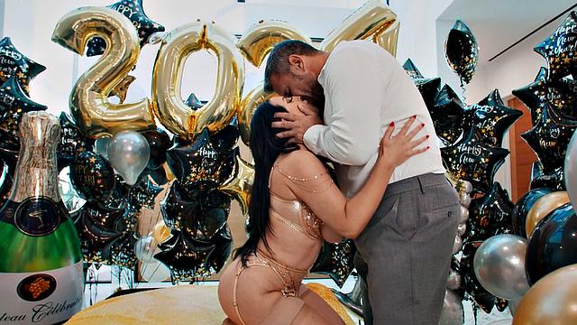 Curvy MILF sucks before bouncing on lover's cock