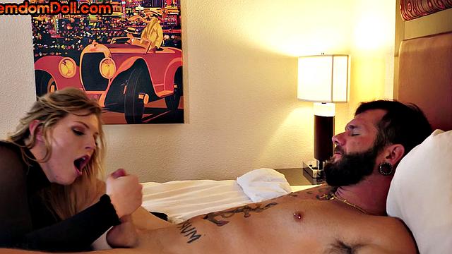 Госпожа не жалеет сил: мощный дроч и его зад - её развлечение