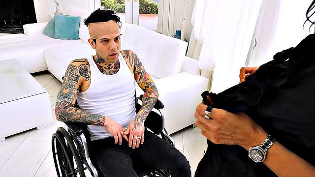 милф-мачеха лечит пасынка горячим сексом