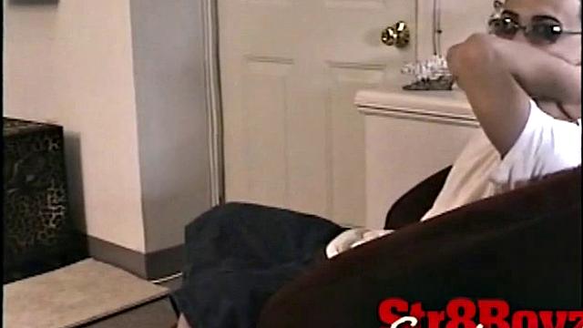 Стрейт Полли решил: рукой быстрее будет, чем ждать свою девушку