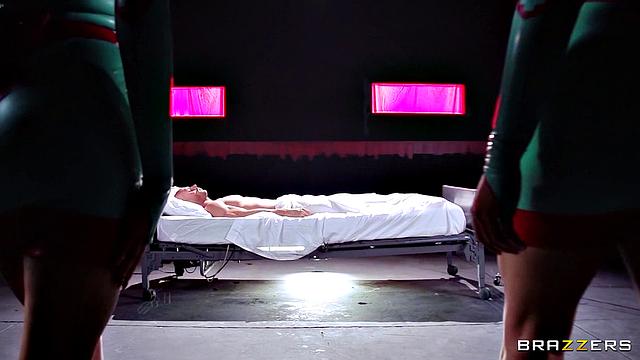 шикарные шлюхи в латексе разгоняют страсть и трахаются до изнеможения