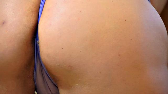 теккер стивенс не может устоять и страстно дрочит зрелую киску