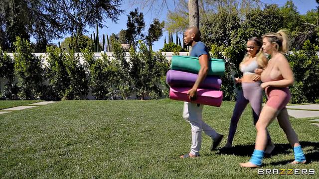 Подруги зовут Мастера Йоги на групповуху - делят его большой член и смеются над своим спором, ведь компромисс - дело взрослое и приятное.