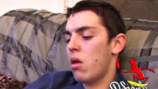 Брейди Уокер дрочит свой член