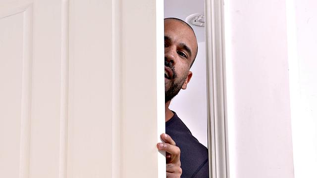 две непослушные брюнетки выпрашивают гигантский член у репетитора