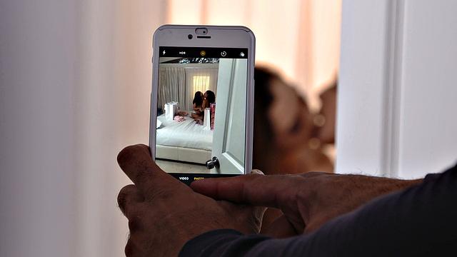 две непослушные брюнетки выпрашивают гигантский член у репетитора