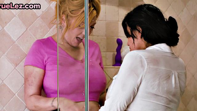 Curvy pussyfucked by dildo