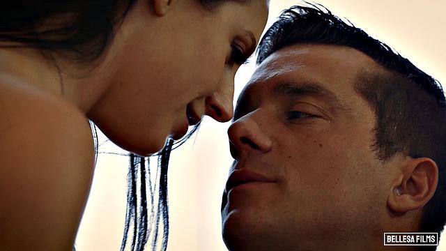 замужняя брюнетка трахается с мужем подруги на диване