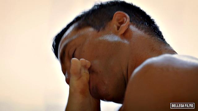 замужняя брюнетка трахается с мужем подруги на диване