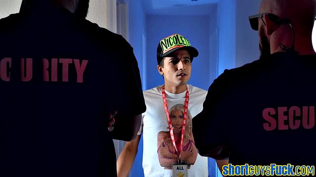 коротышка жарит зрелую телку раком, не сдерживаясь