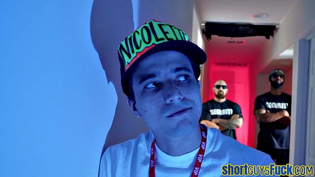 коротышка жарит зрелую телку раком, не сдерживаясь