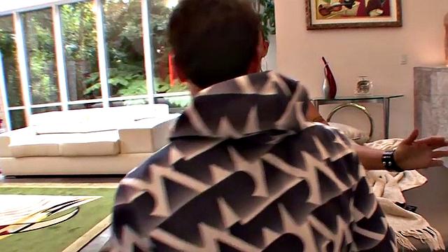 Властная пышногрудая кугарша в сетке - сначала ей вылизывают киску, потом жестко трахают