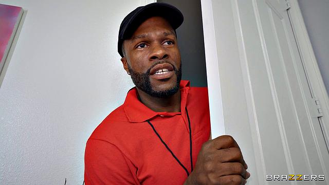 Тренер учит парочку новым позам, а потом сам не выдерживает и подключается к движу - вот это прокачка секса!