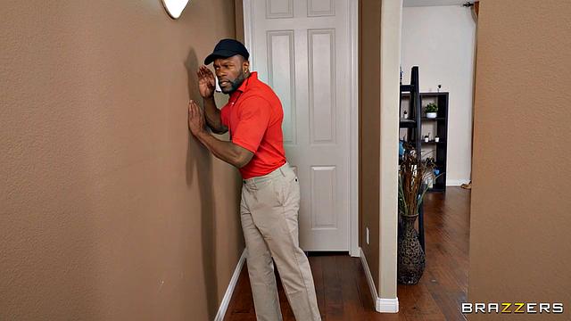 Тренер учит парочку новым позам, а потом сам не выдерживает и подключается к движу - вот это прокачка секса!