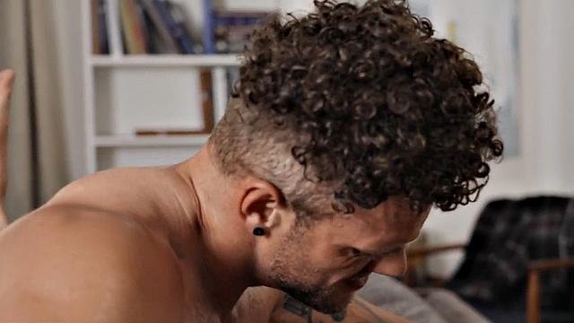 смотри, как накачанный парень получает по жопе без резины и ловит сперму на лицо