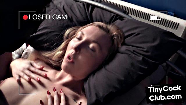 жена трахается на глазах у парня с маленьким, унижение до предела