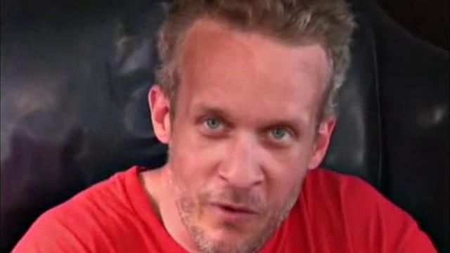 Devin дрочит зрелому мужику и ловит мощный финиш на камеру, гей-аматорка для ценителей зрелых мужчин.