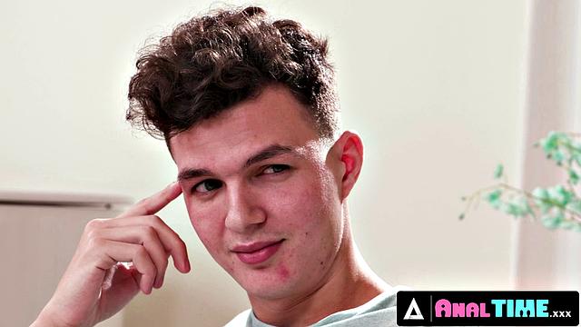 Взрослая София Бёрнс не может устоять перед горячим анальным соблазном Джоша Риверса, пока они наедине дома.