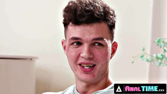 Взрослая София Бёрнс не может устоять перед горячим анальным соблазном Джоша Риверса, пока они наедине дома.