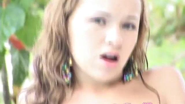 Селина 18 медленно раздевается у бассейна и ласкает свою гладкую письку мокрыми пальцами на солнце.