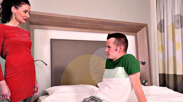 смотри, как зрелая scarlet соблазняет пасынка и жестко трахается