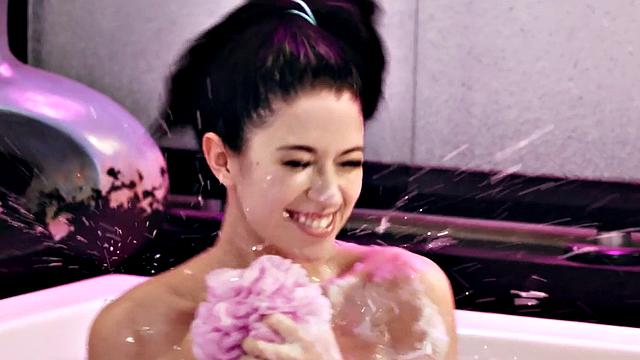 Lesbian pussylicking babe in erotic bathroom couple