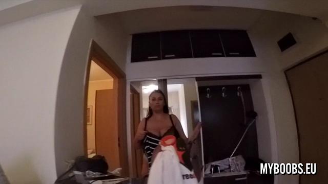 Helen Star pleasures herself in the kitchen