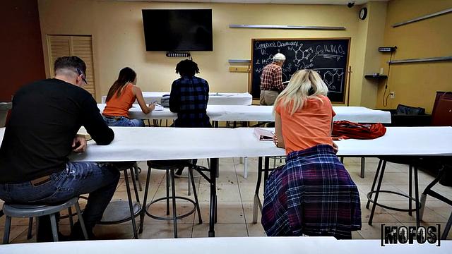 Виктор Рей и Эмма Багг устраивают жаркий секс после ночных занятий в классе.