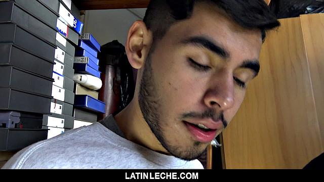 двое брутальных друзей забывают о правилах и жёстко трахаются друг с другом