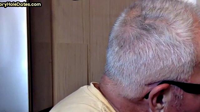 зрелый папик сосёт член у себя дома через дырку