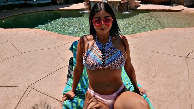 брюнетка в очках скачет в бассейне и получает по-собачьи