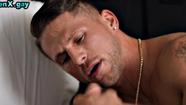 Татуированный качок-ботан дрочит перед жестким анальным сексом с другом