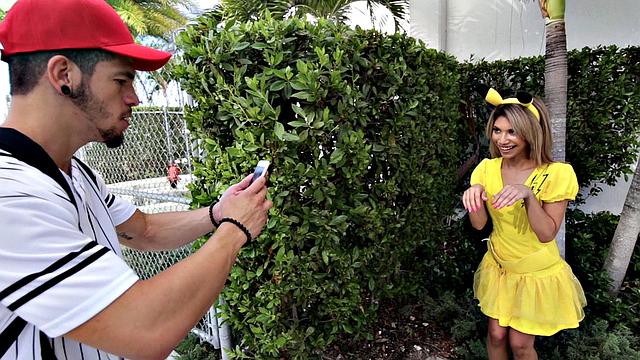 латинка в косплее сосёт и получает сперму на лицо в спальне