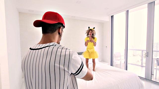 латинка в косплее сосёт и получает сперму на лицо в спальне