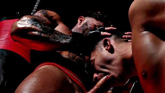 татуированный мачо жестко трахает спортивного парня в жопу