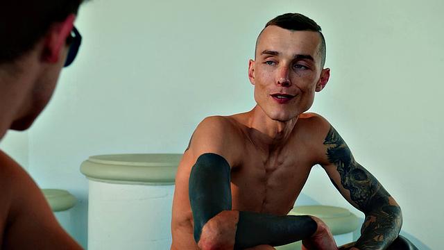 растерянный твинг влип к накачанным красавцам с юмором