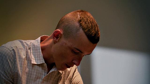 растерянный твинг влип к накачанным красавцам с юмором