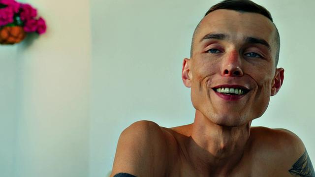 растерянный твинг влип к накачанным красавцам с юмором